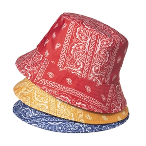 Tres sombreros de pescador con estampado bandana paisley en rojo, amarillo y azul claro