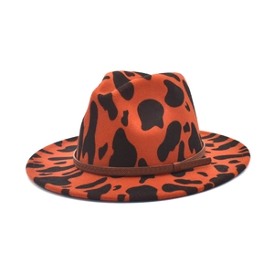 Cappello fedora arancione con stampa mucca, tesa larga e cinturino in pelle marrone