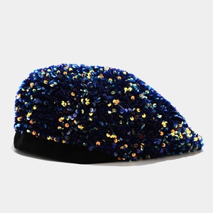Dettaglio delle paillettes blu navy e del bordo in velluto nero sul basco alla moda
