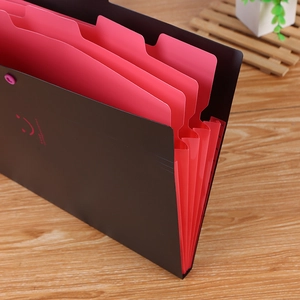 Trieur valisette A4 noir avec 5 compartiments roses et bouton pression sur table