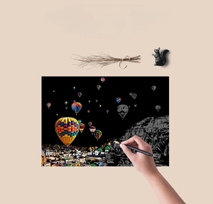 Detail eines DIY-Kratzbild-Sets mit Heißluftballons und dem feinen Kratzwerkzeug