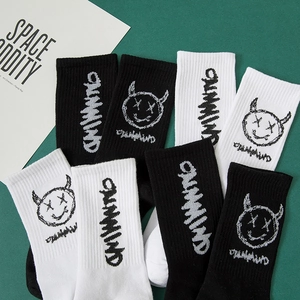 Chaussettes Mi-Mollet Femmes Mélange Coton Hip Hop Streetwear Graffiti Diable Sourire Lettre Imprimé Nervuré Mode
