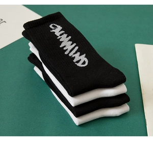 Lot de quatre chaussettes hip hop en coton noir et blanc avec broderie UNWIND