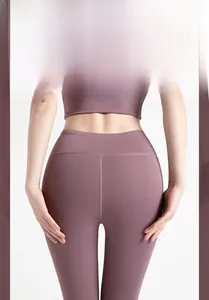 Détail du legging de yoga violet à taille haute avec effet galbant et poches latérales