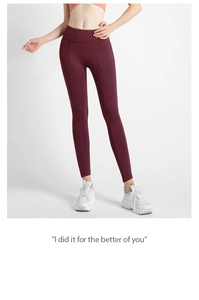 Détail du legging de yoga bordeaux à taille haute avec coutures courbées et poches latérales