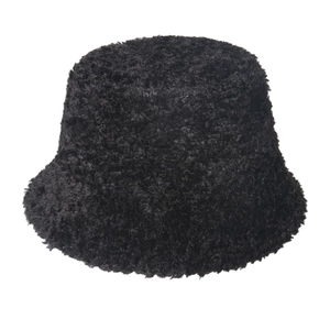Vue détaillée du chapeau bob en fausse fourrure noire avec texture pelucheuse