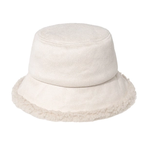 Détail de la bordure en fausse fourrure pelucheuse sur un chapeau bob crème hiver