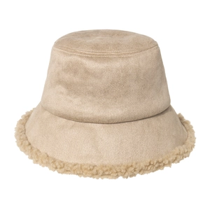 Bob en suédine beige avec bordure en polaire douce pour chaleur et style hivernal