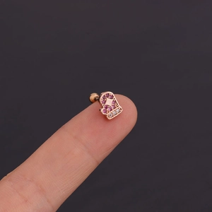 Gros plan d'une boucle d'oreille en forme de chapeau or rose avec zircons roses