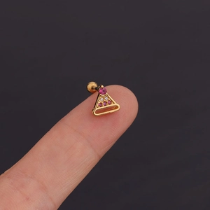 Vue macro d'un clou d'oreille pizza triangle doré avec zircons roses et blancs
