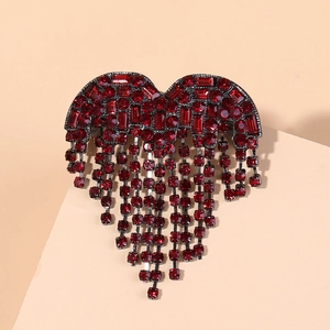 Elegante spilla a cuore con strass e nappe a frange di cristalli rossi luminosi da donna.