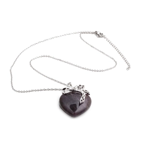 Collier en acier inoxydable avec pendentif cœur violet et nœud sur fond blanc