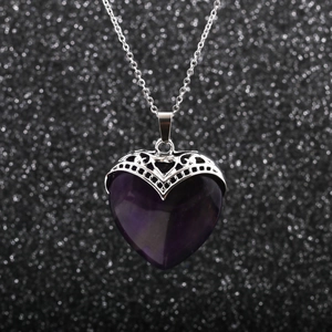 Élégant collier avec pendentif cœur en gemme violette et monture en métal argenté ciselé