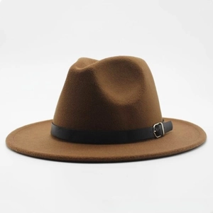 Détail d'un chapeau en laine marron avec bande en cuir noir et boucle en métal argenté