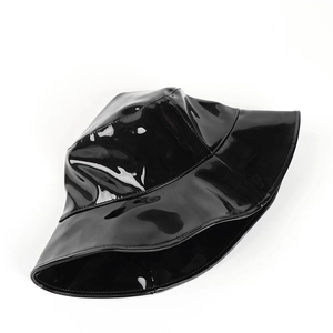 Cappello a secchiello in pelle PU nera lucida a tesa larga per moda autunno inverno
