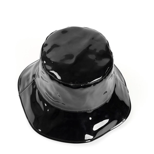 Dettaglio del cappello alla pescatora in pelle PU nera lucida con trama riflettente