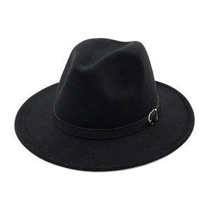 Détail du chapeau en laine noire avec bande en cuir et boucle de réglage en métal argenté