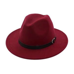 Détail du chapeau fedora en laine bordeaux avec ruban noir et boucle en métal argent