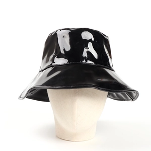 Cappello da pescatore in pelle PU nera lucida con tesa larga su una testa di manichino