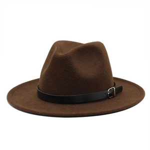 Détail d'un chapeau en feutre marron foncé avec ceinture en cuir noir et boucle argentée