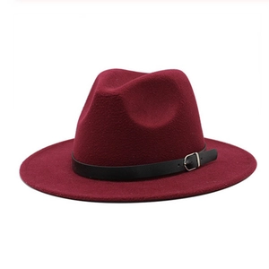Détail d'un chapeau en laine bordeaux avec ruban en similicuir noir et boucle argentée