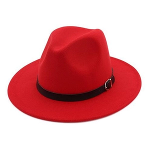 Détail d'un chapeau fedora rouge en laine avec ruban cuir noir et boucle métal