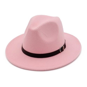 Détail d'un chapeau fedora en laine rose avec ruban en cuir noir et boucle en métal