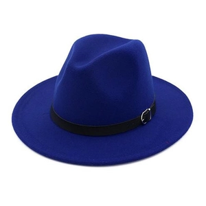 Détail du chapeau fedora en laine bleu roi avec bande en cuir noir et boucle argentée