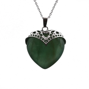 Collier en acier inoxydable argenté avec un pendentif en pierre verte en forme de cœur