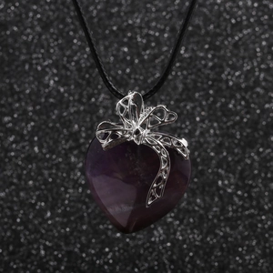 Collier en cordon ciré noir avec nœud argenté et pendentif cœur en pierre violette