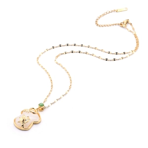 Élégant collier plaqué or 18 carats avec pendentif gourde en jade blanc sur fond blanc