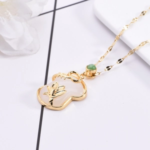 Collier en titane plaqué or 18K avec pendentif lotus en jade blanc et perle verte