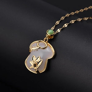 Collier en acier titane avec pendentif lotus en jade blanc et chaîne plaquée or 18 carats