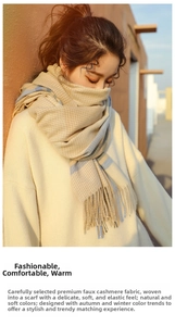 Détail d'une écharpe à carreaux beige et bleu clair avec franges sous la lumière du soleil