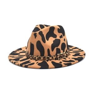 Cappello Fedora classico con stampa mucca a tesa larga e fibbia metallica decorativa