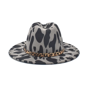 Cappello Fedora grigio con stampa mucca e fascia leopardata vista frontale