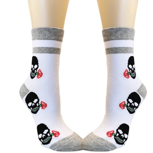 Chaussettes en coton blanc avec motif gothique de crâne et rose et détails gris