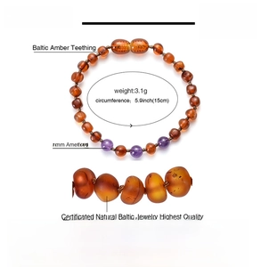 Detailansicht eines Baby-Bernsteinarmbands mit 6 mm Amethystperlen und Naturstein