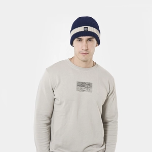 Détail du bonnet en maille rayé bleu marine et beige avec écusson 89 sur modèle