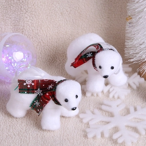Nahaufnahme von weißen Weihnachts-Bärenfiguren mit rot-grün karierten Schals