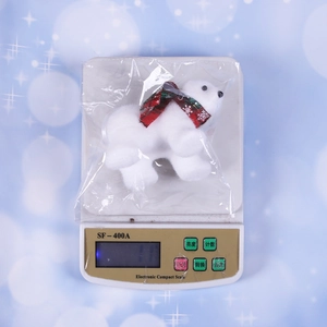 Leichtes weißes Plüsch-Eisbär-Ornament mit kariertem Schal wiegt 11g auf der Waage