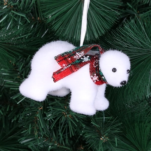Weißer beflockter Eisbär-Anhänger mit Schottenkaro-Schal an einem Weihnachtsbaumzweig