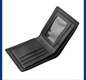 Vue détaillée du portefeuille en cuir noir montrant les fentes pour cartes et fenêtre ID