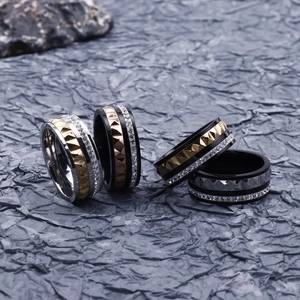 Bagues cloutées style punk avec strass en finitions or argent et or rose