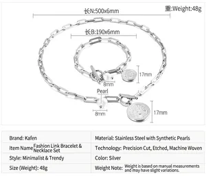 Détail de parure bijoux chaîne trombone avec pendentif arbre de vie et fermoir perle