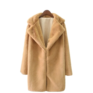Manteau en fausse fourrure de lapin camel avec revers et texture douce peluche