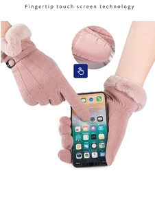 Détail des gants thermiques roses montrant la technologie tactile sur un smartphone