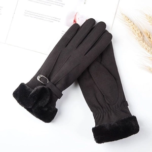 Détail de gants noirs en daim thermique avec poignets en peluche et boucle métallique
