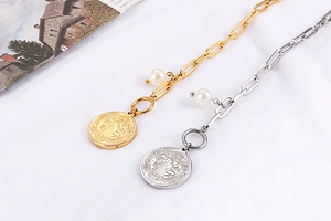 Vue détaillée des colliers en perles or et argent avec pendentifs ronds embossés