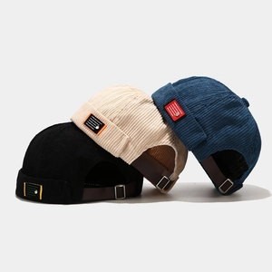 Gorros Docker de pana en negro, beige y azul marino con correa de cuero ajustable